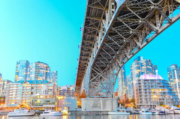 Puente Granville con horizonte iluminado en el centro a la hora azul en Vancouver BC, Canadá — Foto de Stock