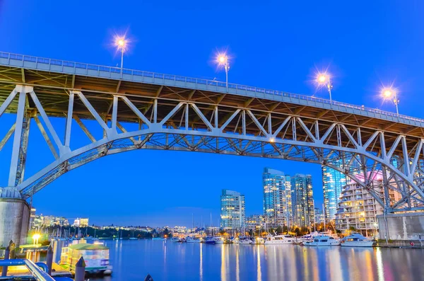 Granville Bridge e Vancouver BC skyline reflexão na hora azul no Canadá — Fotografia de Stock