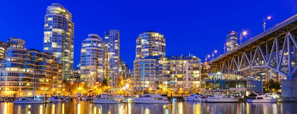 Panoramische wolkenkrabbers reflectie langs de False Creek rivieroever in Vancouver Bc op blauw uur — Stockfoto