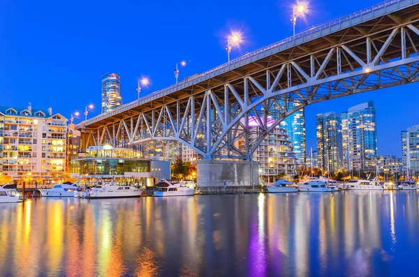 Granville Bridge e Vancouver BC skyline reflexão na hora azul no Canadá — Fotografia de Stock
