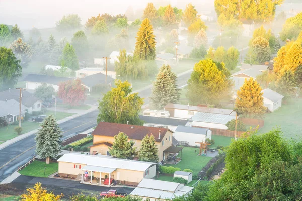 Paisagem nebulosa aérea de pequena cidade EUA no campo Colfax, Washington Oriental — Fotografia de Stock