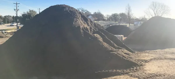 Cumulo panoramico di compost organico presso l'impianto all'ingrosso di riciclaggio dei rifiuti verdi vicino a Dallas, Texas — Foto Stock