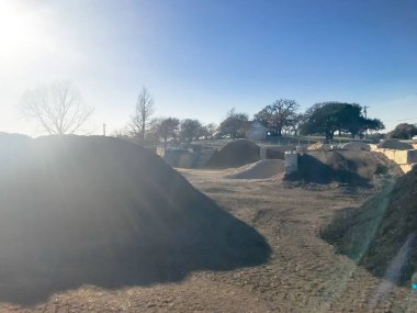 Dallas, Teksas yakınlarındaki yeşil atık geri dönüşüm tesisinde organik gübre yığını.