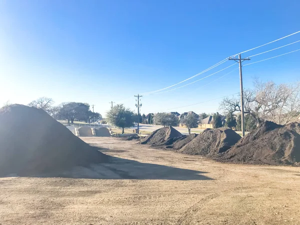 Bulkkomposteringsanläggning nära motorvägen med hög av organiska ämnen nära Dallas, Texas — Stockfoto