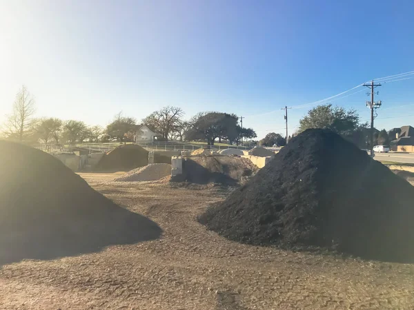 Högen av organisk kompost vid grön avfallsåtervinning grossist anläggning nära Dallas, Texas — Stockfoto