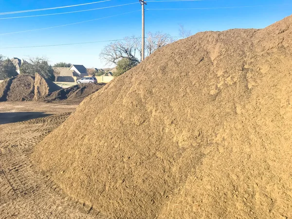 Grande mucchio di cumulo di terriccio organico presso l'impianto di compost all'ingrosso vicino a Dallas, Texas — Foto Stock