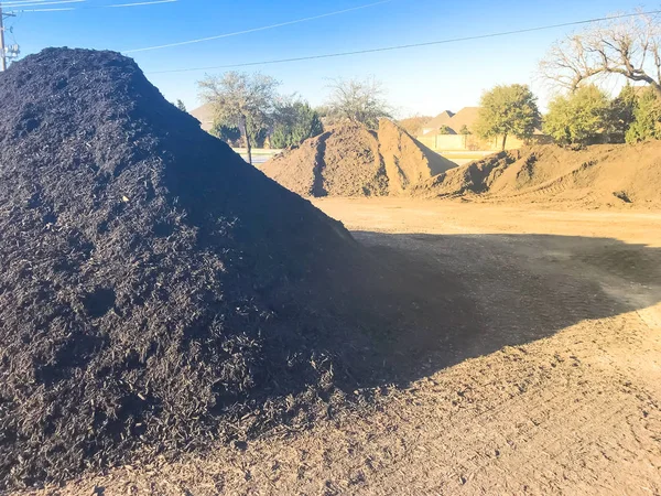 Impianto all'ingrosso di compost sfuso vicino autostrada con mucchio di materie organiche vicino a Dallas, Texas — Foto Stock