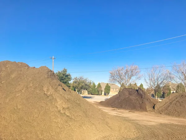Stor hög med organiskt matjord på grossist komposteringsanläggning nära Dallas, Texas — Stockfoto