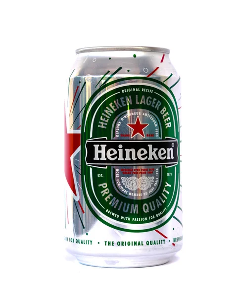 Lata de alumínio de cerveja Heineken isolado no fundo branco — Fotografia de Stock