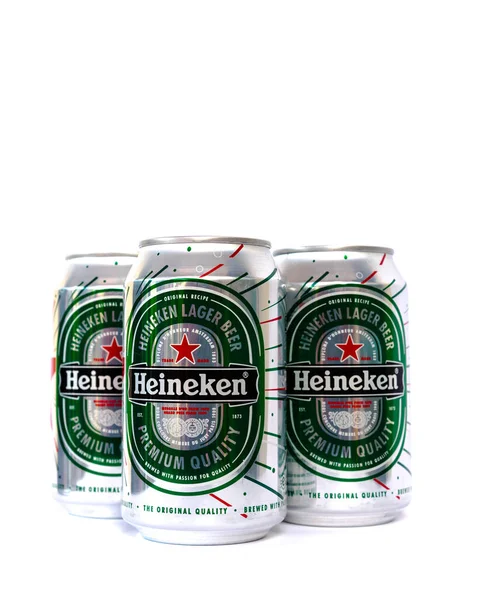 Κουτί αλουμινίου Heineken Μπύρα που απομονώνονται σε λευκό φόντο — Φωτογραφία Αρχείου