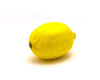 Stüdyo, beyaza izole edilmiş organik çiğ limon çekti.