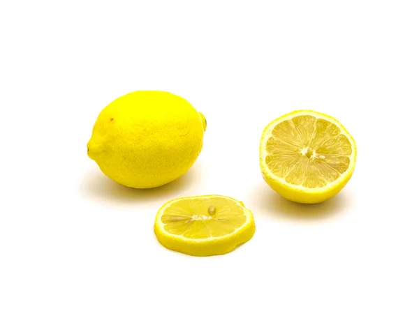Студійний знімок одного лимона зі свіжими порізами скибочок ізольовано на білому — стокове фото