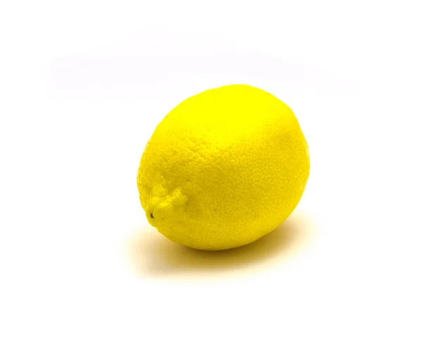 Studio girato un limone crudo biologico isolato su bianco — Foto Stock