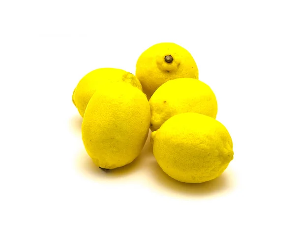 Studio pořídil pět organických syrových citronů izolovaných na bílém — Stock fotografie