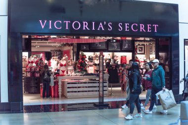 Kara Cuma özel alışveriş etkinliğinde Victoria Secret mağazasının girişindeki müşteri.