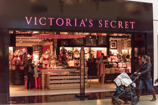 Kara Cuma özel alışveriş etkinliğinde Victoria Secret mağazasının girişindeki müşteri.