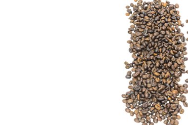 Kızarmış Vietnam robusta kahve çekirdeği yığını beyaza izole edilmiş.