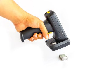 Metal Rfid etiketini taramak için barkod okuyucu kullanan erkek el beyaz üzerinde izole edildi