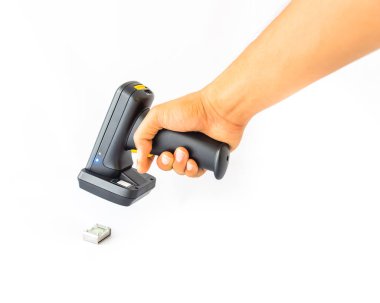 Asyalı erkek el taraması yapan barkod okuyucu. Metal RFID etiketi beyaz üzerine izole edilmiş.