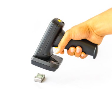Metal Rfid etiketini taramak için barkod okuyucu kullanan erkek el beyaz üzerinde izole edildi