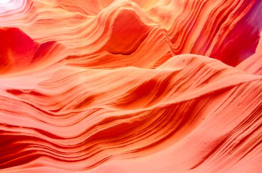 Antilop Kanyonu, Page, Arizona 'da koridorlardan ve sert kenarlardan oluşan güzel akışkan şekiller.