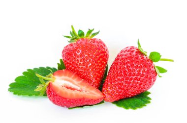 İki tane taze çilek, yarısı kesilmiş ve beyaz üzerinde izole bırakılmış.