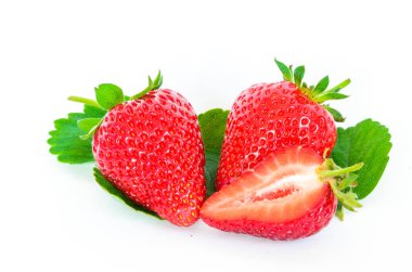 İki tane taze çilek, yarısı kesilmiş ve beyaz üzerinde izole bırakılmış.