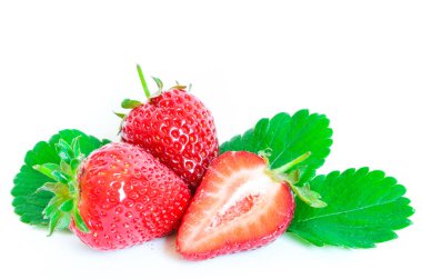 İki tane taze çilek, yarısı kesilmiş ve beyaz üzerinde izole bırakılmış.