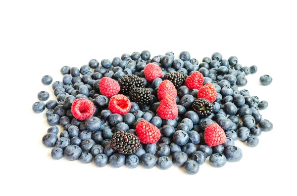 Bunte Sommerbeeren stapeln sich vereinzelt auf weißem Grund — Stockfoto