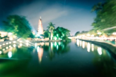 Geceleri Hanoi 'de Tran Quoc Pagoda' nın bulanık hareketi. Bu pagoda, Batı Gölü 'nün güneydoğu kıyısında küçük bir adada yer almaktadır. Burası Hanoi, Vietnam 'daki en eski Budist tapınağı.