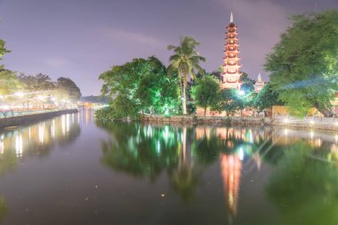 Hanoi şehir merkezinde mavi saatte Tran Quoc pagoda. Bu pagoda, Batı Gölü 'nün güneydoğu kıyısında küçük bir adada yer almaktadır. Burası Hanoi, Vietnam 'daki en eski Budist tapınağı.
