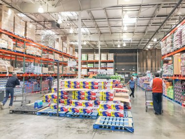 LEWISVILLE, TX, US-FEB 3, 2020: Shoppers stocking bottled water at Costcow Warehouse store. Coronavirus Covid-19 or Wuhan chaos sends people into panic-buying mode