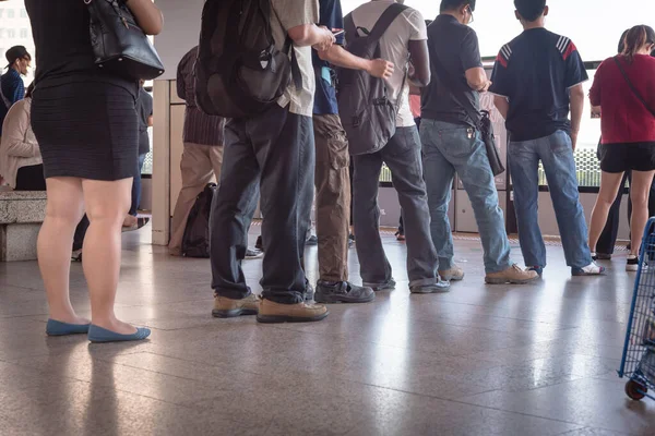 Singapur, Jurong 'daki Mrt Mass Rapid Transit tren istasyonunda sırada bekleyen çeşitli insanlar var. Hafif raylı metro istasyonunda ait eşyalarla birlikte günlük Asya kuyruğu.