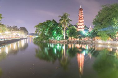 Hanoi şehir merkezinde mavi saatte Tran Quoc pagoda. Bu pagoda, Batı Gölü 'nün güneydoğu kıyısında küçük bir adada yer almaktadır. Burası Hanoi, Vietnam 'daki en eski Budist tapınağı.