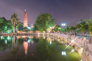 Hanoi şehir merkezinde mavi saatte Tran Quoc pagoda. Bu pagoda, Batı Gölü 'nün güneydoğu kıyısında küçük bir adada yer almaktadır. Burası Hanoi, Vietnam 'daki en eski Budist tapınağı.