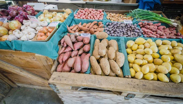 Stos Suszonych Produktów Tym Zbiór Ziemniaków Słodkie Ziemniaki Zielony Czosnek — Zdjęcie stockowe
