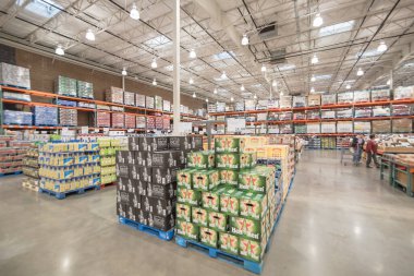 Müşteriler, Costco Toptan Satış 'ta geniş karton kutularda geniş bira seçimi yapıyorlar.