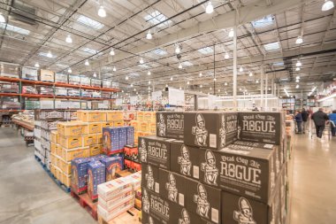 Müşteriler, Costco Toptan Satış 'ta geniş karton kutularda geniş bira seçimi yapıyorlar.