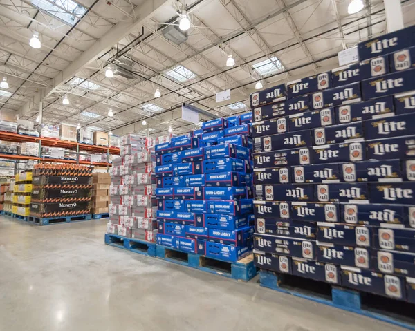 2018年10月19日 テキサス州ルイスビルのコストコ ホールセールで 大型段ボール箱のスタック内に国産ビールが展示される スーパーでの飲み物の種類 — ストック写真