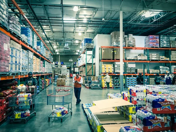 Acquirenti che stoccano acqua in bottiglia al negozio Costcow Warehouse — Foto Stock