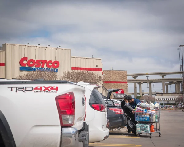 Texas Usa Marzo 2020 Una Familia Estadounidense Carga Comestibles Maletero —  Fotos de Stock