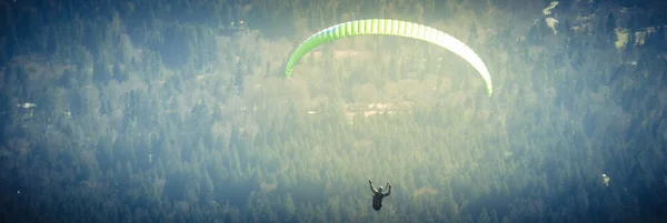 在美国华盛顿的虎山Poo Poo Point发布的全景滑翔伞 西北山区风景与娱乐 竞技冒险体育飞行滑翔伞 — 图库照片