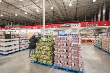 Müşteriler, Costco Toptan Satış 'ta geniş karton kutularda geniş bira seçimi yapıyorlar.