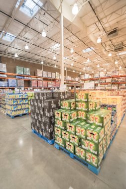 Costco Toptan Satış 'taki büyük karton kutularda sergilenen biralar ithal edildi