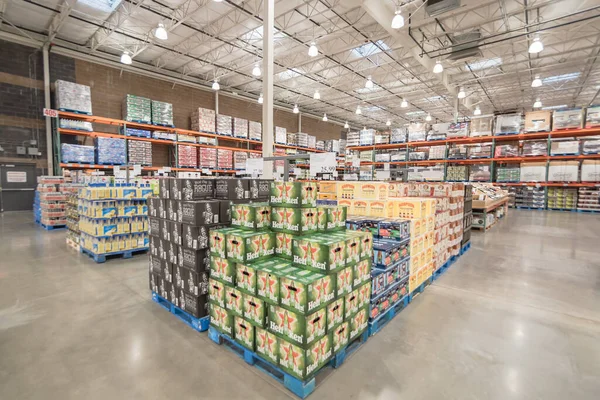 在Costco批发公司，进口啤酒在成堆的大型纸板箱中展出 — 图库照片