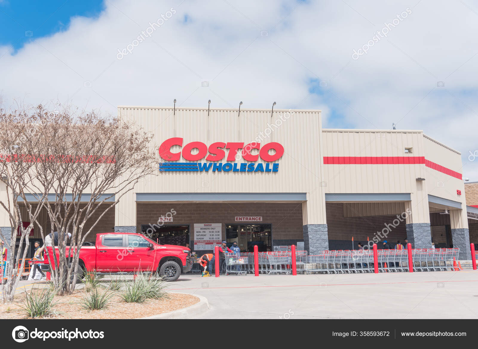 Entrance of Costco Wholesale store in Lewisville, Texas with row of  sanitized shopping carts – Stock Editorial Photo © trongnguyen #358593672