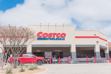 Teksas, Lewisville 'deki Costco toptancısının girişinde sıra sıra temizlenmiş alışveriş arabaları var.