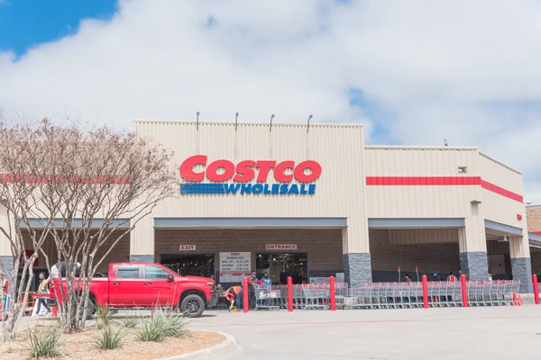 Entrance of Costco Wholesale store in Lewisville, Texas with row of sanitized shopping carts — Stock Photo, Image