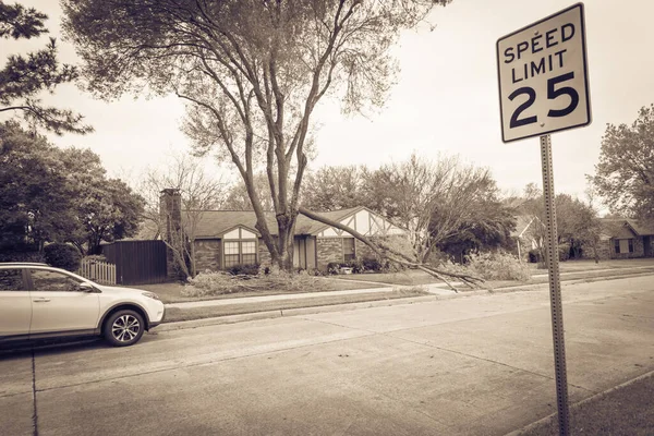 Ulica mieszkalna z ograniczeniem prędkości, zaparkowane samochody i upadłe gałęzie drzew w pobliżu Dallas, Teksas, USA — Zdjęcie stockowe