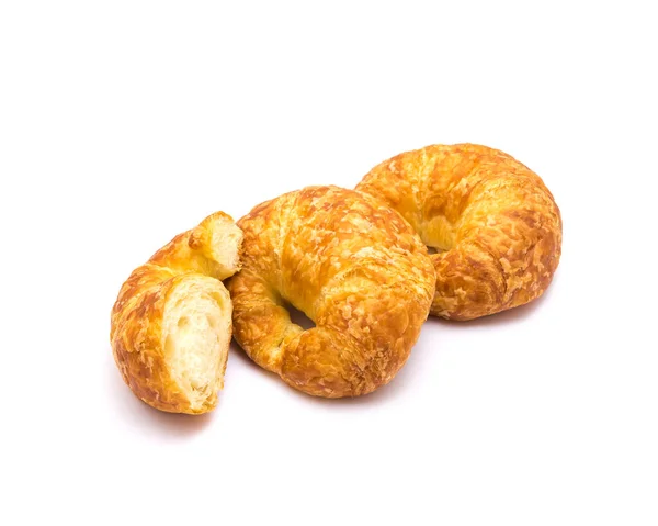 Dua croissant mentega Prancis panggang segar dengan potongan terisolasi di atas putih — Stok Foto
